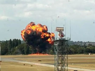 Explosão seguida de fumo preto cercam local da queda do avião