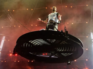 Drake canta sobre guindaste em seu show