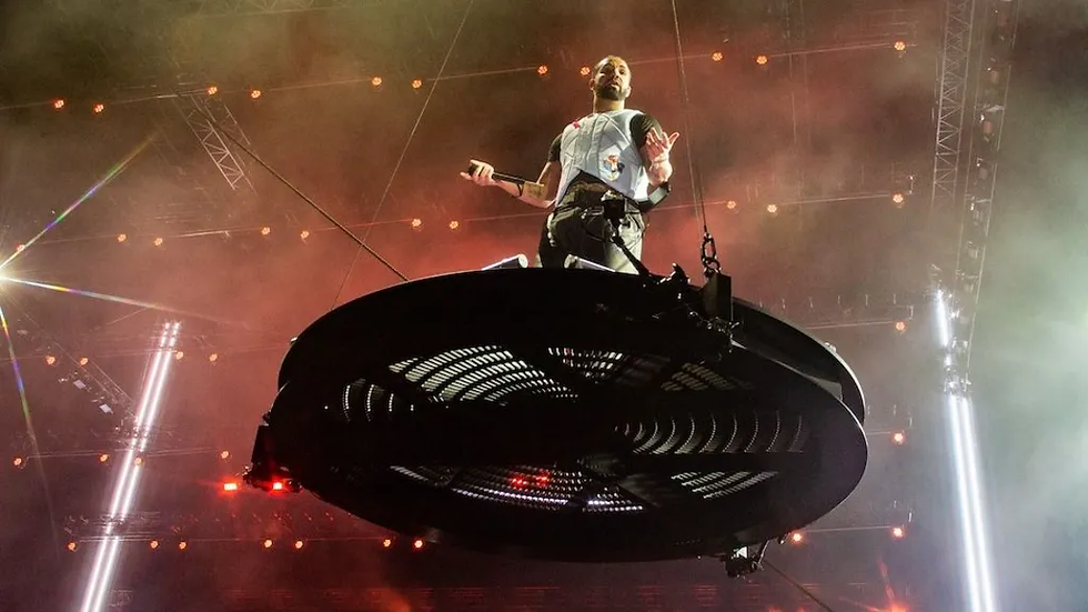 Drake canta sobre guindaste em seu show