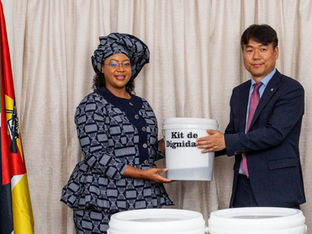 Representante da multinacional DAEWOO, Seyoun Park, entrega kits a Primeira-dama para apoiar as pessoas desfavorecidas