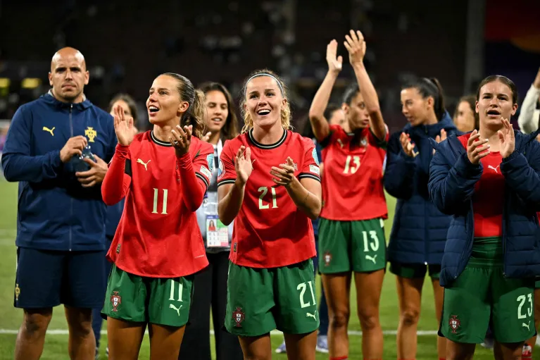 Jogadoras portuguesas comemoram em campo