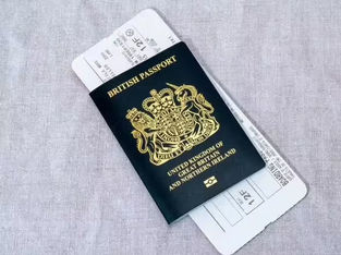 Passaporte britânico com passagem de avião no centro