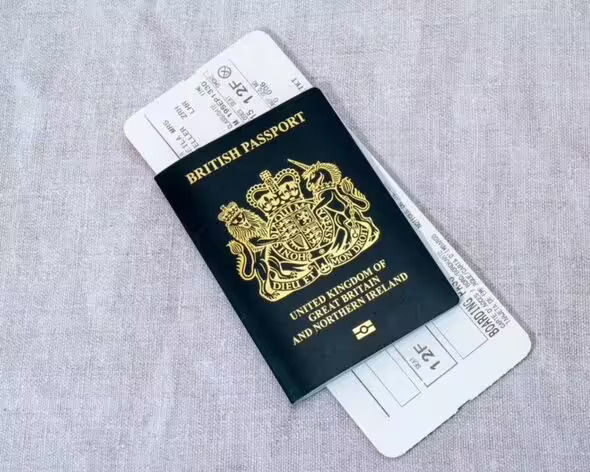 Passaporte britânico com passagem de avião no centro
