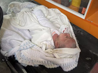 Bebé de 1 mês é salva dos escombros após ataque aéreo em Gaza