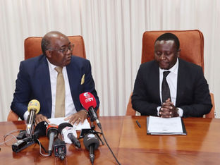 Reitor da UP-Maputo, Jorge Ferrão (esquerda) assina memorando de entendimento com o Reitor da Universidade do Malawi, Samson Sajidu