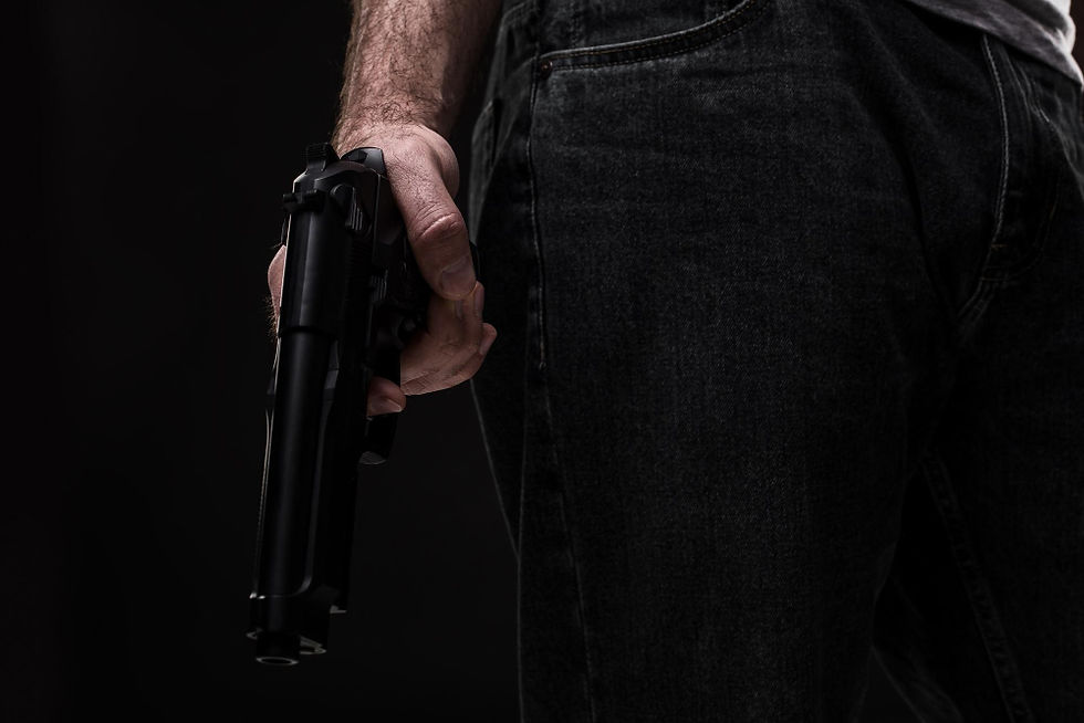 Homem segura arma de fogo em mão
