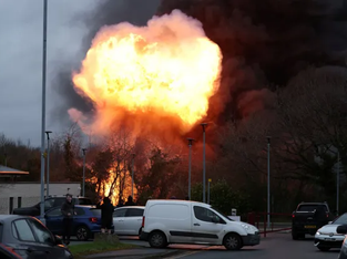 Incêndio de grandes proporções em zona industrial de Manchester