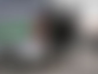 A imagem mostra um membro do Grupo de Intervenção de Operações Especiais (GIOE) da Unidade de Intervenção (UI) da Guarda Nacional Republicana (GNR) de Portugal, em posição tática com uma arma de fogo.