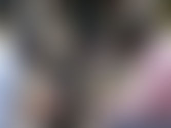 A imagem retrata uma cena de bastidores de uma produção audiovisual em Moçambique, onde uma equipe de filmagem está capturando uma cena com atores.