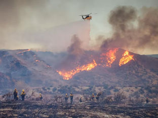 Bombeiros enfrentam ventos e seca intensa em incêndios em Los Angeles