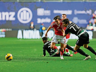 Carreras e Eduardo Quaresma em ação na final da Taça da Liga que Benfica e Sporting disputaram em Leiria