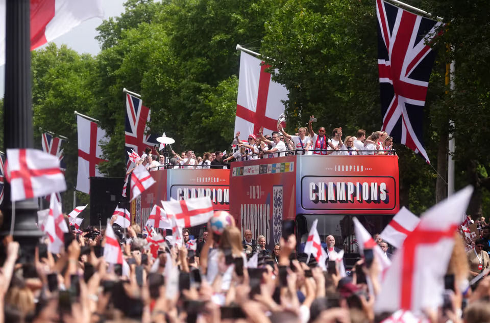 Ônibus transportando jogadores e funcionários da Inglaterra seguem pelo The Mall