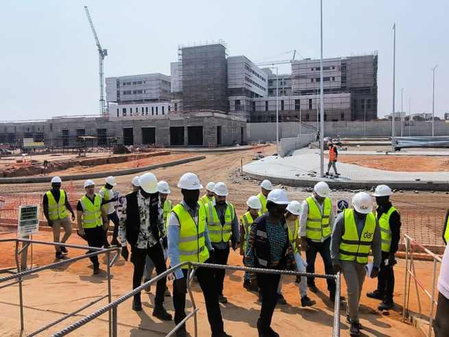 Avanço das obras do Hospital dos Queimados avaliado pela ministra