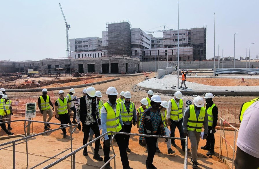 Avanço das obras do Hospital dos Queimados avaliado pela ministra