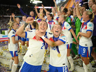 A imagem mostra a celebração da seleção inglesa de futebol feminino após a conquista da Eurocopa Feminina de 2025.
