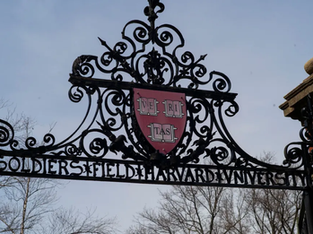 portão com símbolo de Harvard