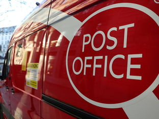 Carro com escrita 'post office'