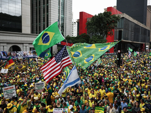 Manifestantes em massa na rua