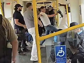 Passageiros do metrô abordaram um homem nu que se expôs na frente de crianças em um vagão movimentado
