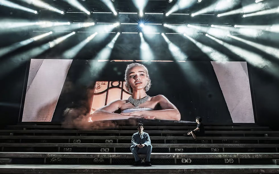 Rachel Zegler (Eva Perón) e James Olivas (Juan Perón) em Evita