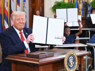 Trump Assina Ordem para Desmantelar o Departamento de Educação