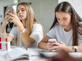Lula defende proibição de celulares nas escolas para educar
