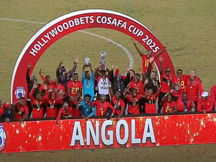 Equipa comemora com taça na mão