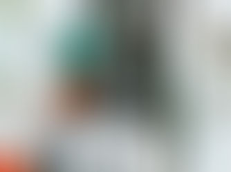 Homem pegando um bico de combustível para reabastecer seu veículo