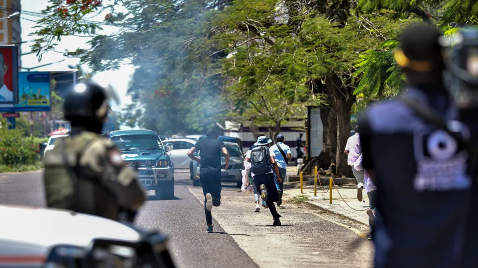 Polícia dispersando manifestantes na rua