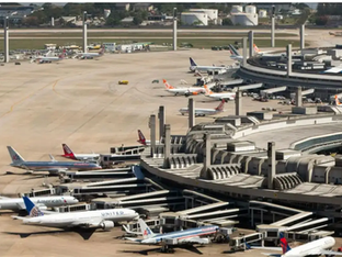 A imagem mostra o Aeroporto Internacional Tom Jobim, popularmente conhecido como Galeão (GIG), localizado no Rio de Janeiro.
