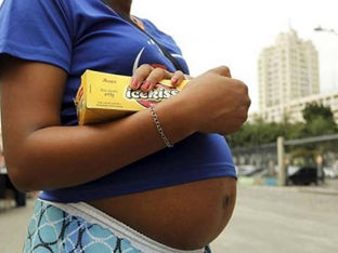 Mulher grávida segura caixa de 'icekiss'