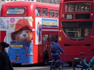 Autocarro tradicional de londres com anúncio de Paddington