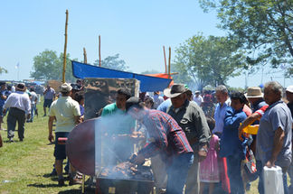 Fiesta popular en Riacho He He
con el festival del asado criollo