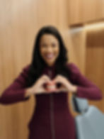 Doutora Jaqueline Sousa em seu consultório, com um exemplar de uma dentadura em sua mão