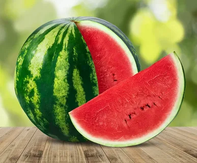 Melancia fatiada sobre a mesa