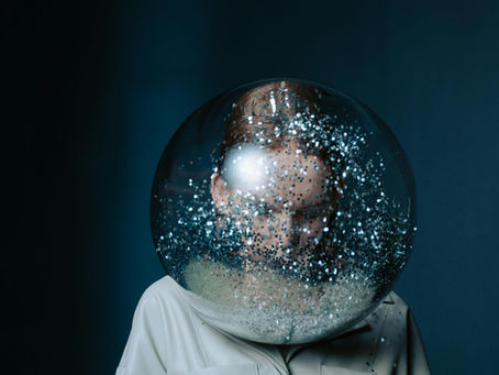 A Alquimia da Liberdade: Por Que a Busca Superficial Apenas Nos Faz Andar em Círculos