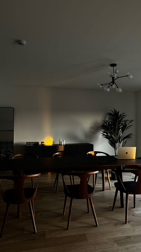 Many organisations depend on multiple external partners across infrastructure, telecom, cybersecurity, software, digital marketing, web, integrations, guest technologies or managed services. Yet few have a clear methodology for supervising these relationships properly.
Dayana helps identify every relevant provider, review the framework of each collaboration, re-read master agreements where needed, clarify responsibilities, and introduce a structured follow-up model.