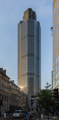 Tower_42_looking_north_from_Bishopsgate_2011-05-04