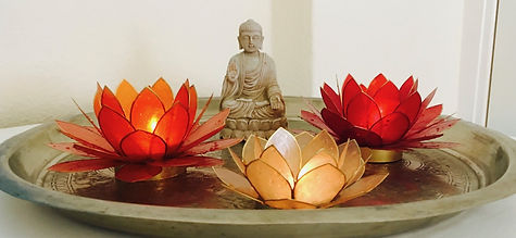 Kuschelraum Dekoration Kerzen und Buddha-statue. kuscheln Geborgenheit