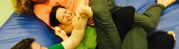 Playfight in Action / kämpfende Menschen