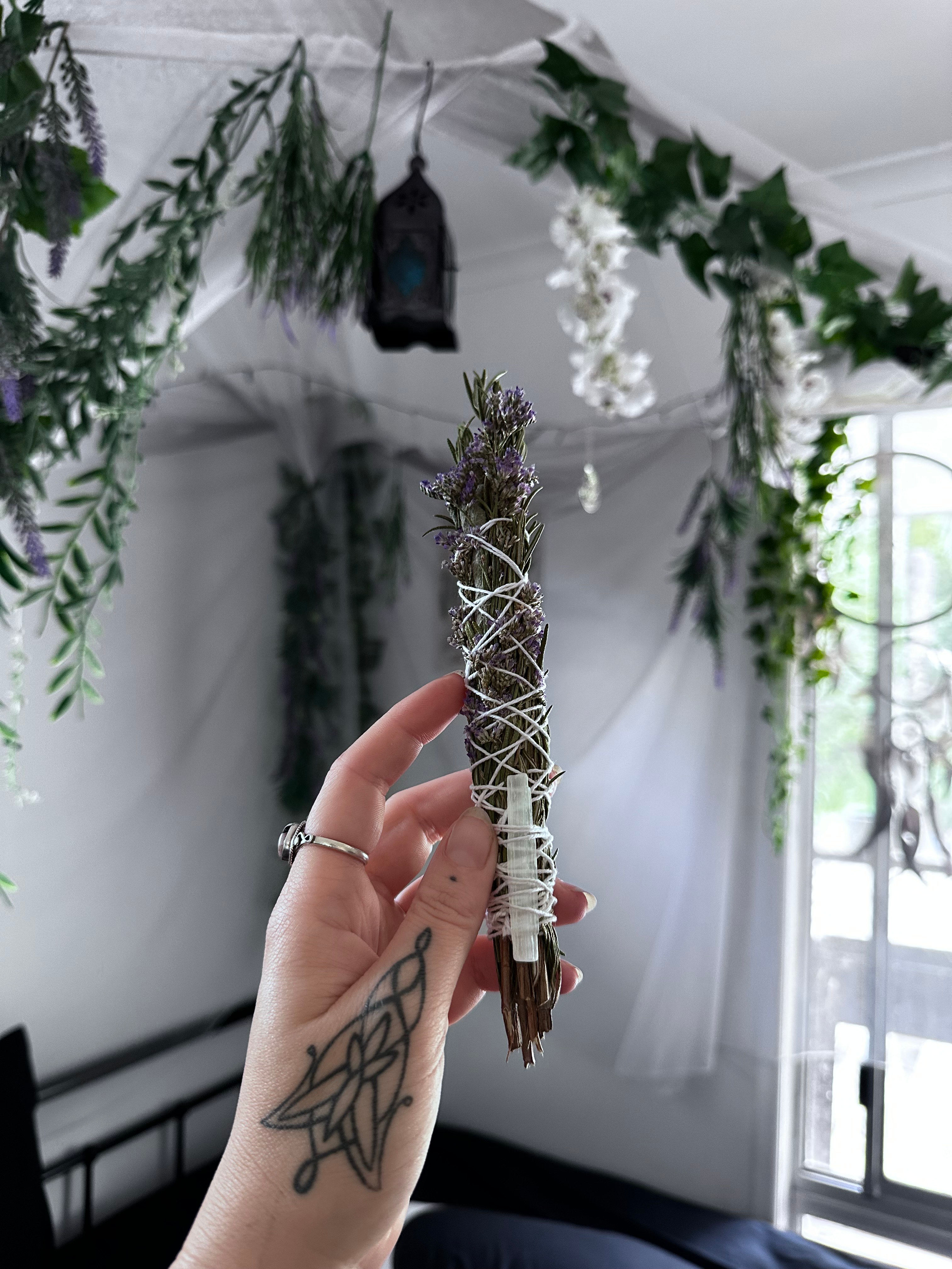 Smudge Stick Bundles With Selenite