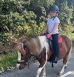Meisje op buitenrit op shetlandpony