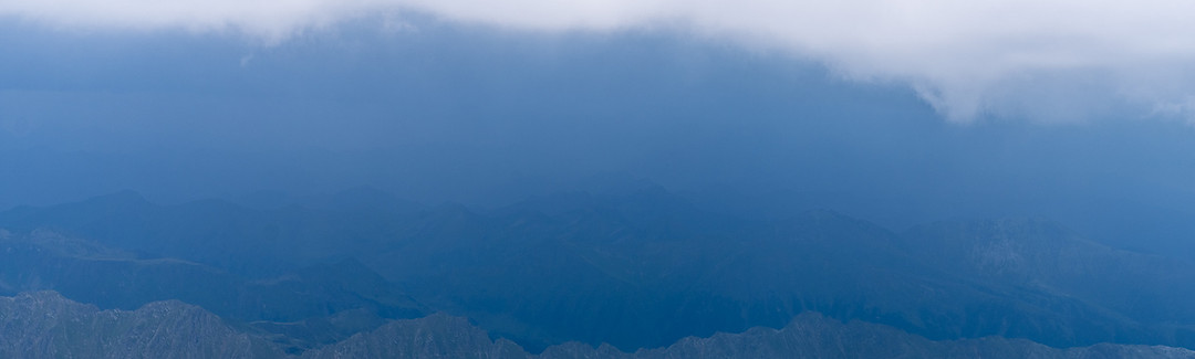 Blick-von-oben-Berg-Alpen