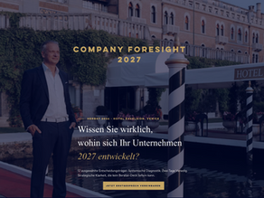 Marco vor dem Hotel Excelsior mit Blick in die Ferne