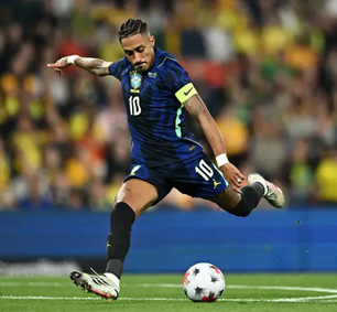 RAPHINHA FOI CORTADO DA SELEÇÃO BRASILEIRA APÓS LESÃO NA COXA