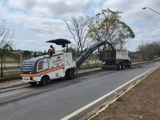 GUARATINGUETÁ: AVENIDA DA EXPOSIÇÃO RECEBE NOVO ASFALTO