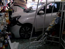 MULHER PERDE O CONTROLE DO VEÍCULO E INVADE LOJA DE TECIDOS EM GUARATINGUETÁ