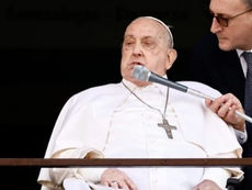 PAPA FRANCISCO TEVE ALTA, E FEZ SUA PRIMEIRA APARIÇÃO PÚBLICA APÓS 37 DIAS DE INTERNAÇÃO