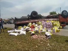 CAMINHÃO CARREGADO COM ALIMENTOS TOMBA NA DUTRA EM PINDAMONHANGABA