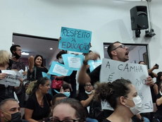 PROFESSORES PROTESTAM CONTRA EXCLUSÃO DE REAJUSTE E PARALISAM SESSÃO DE CÂMARA DE JACAREÍ